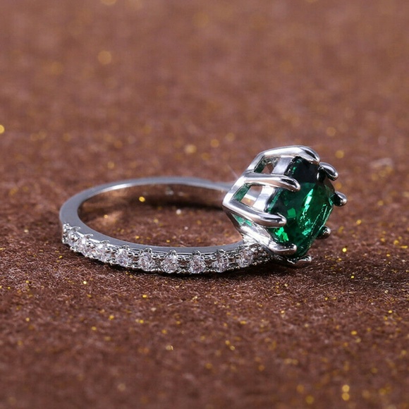 Gorgeous 925 Silver Emerald Ring New - Picture 4 of 4